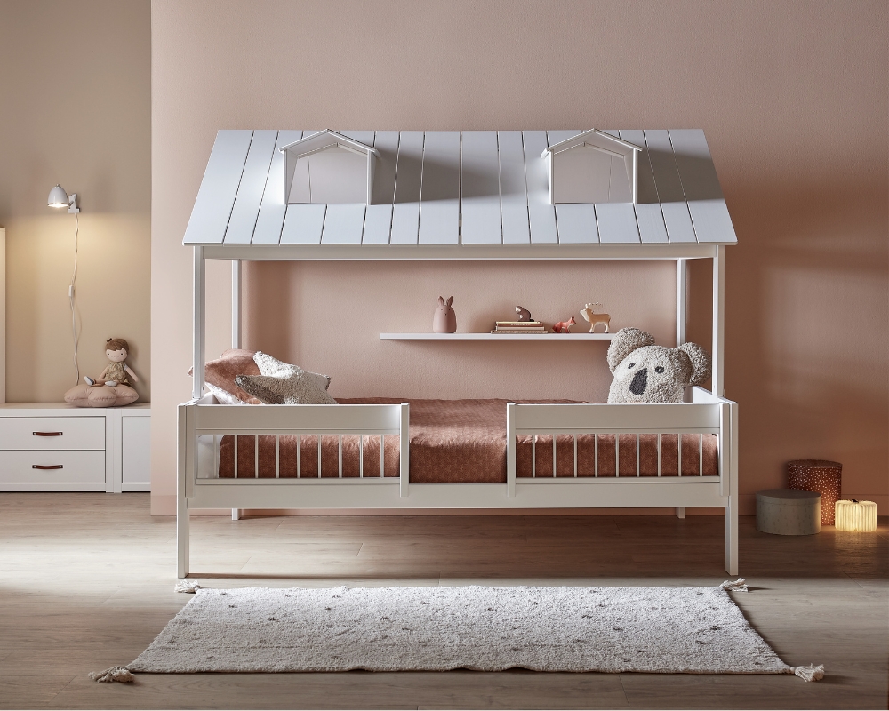 Eleganz und Komfort vereint – Hausbett 120x200 mit sicherem Schutz