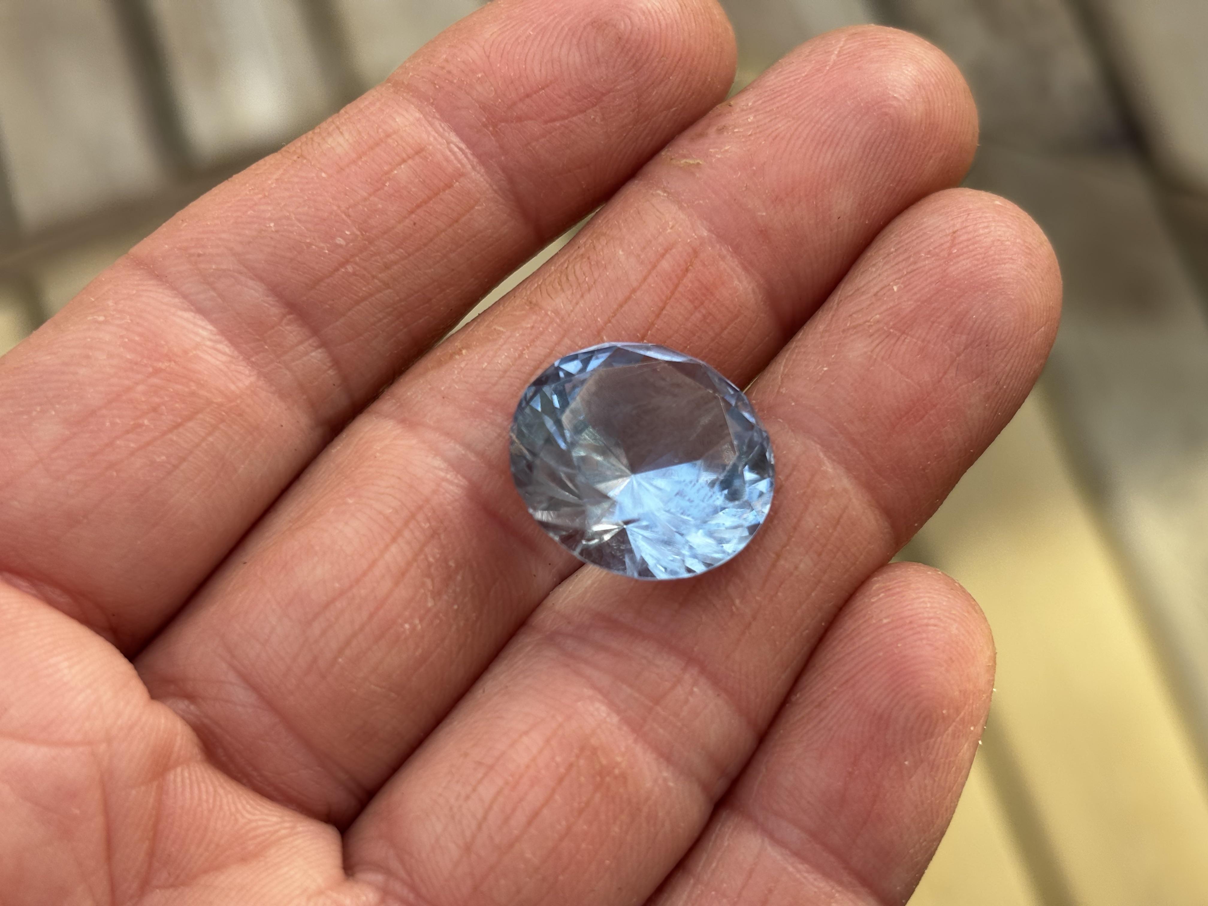 CrystalScents Kollektion strahlt durch hellblauen aquamarin